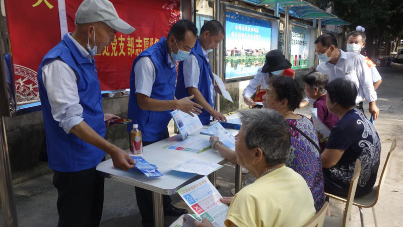 图为绿城水务营业处党支部到居民小区开展创城宣传和业务服务.jpg