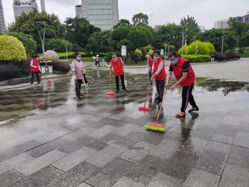 图为民歌湖景区志愿服务者们正在进行地面冲洗.jpg