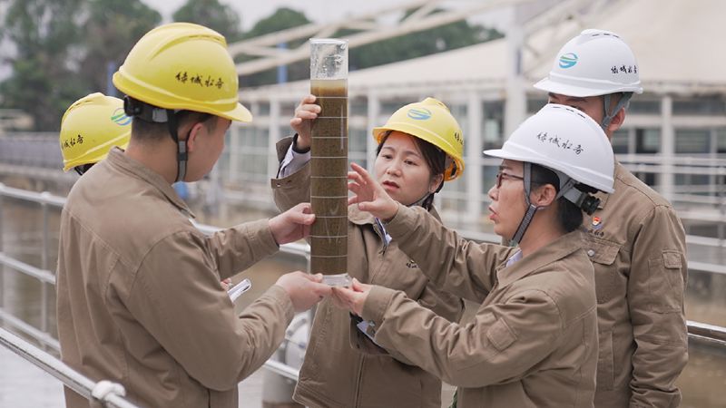 图3：绿城水务江南污水处理厂党员技术骨干分析生物系统活性污泥性能（集团公司宣传文化群工部供图）_副本.jpg